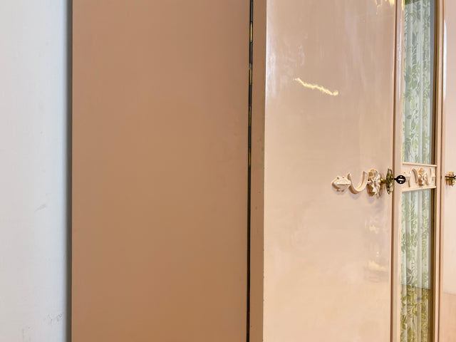 WMK # Schöner und gut erhaltener 30er Jahre Art Deco Kleiderschrank in zart Rosa aus vollem Holz mit Glastür und Vorhang # Schrank Schlafzimmerschrank Wäscheschrank Wardrobe Antik Vintage Berlin Mainz