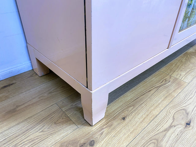 WMK # Schöner und gut erhaltener 30er Jahre Art Deco Kleiderschrank in zart Rosa aus vollem Holz mit Glastür und Vorhang # Schrank Schlafzimmerschrank Wäscheschrank Wardrobe Antik Vintage Berlin Mainz
