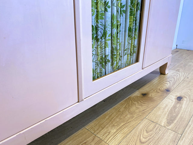 WMK # Schöner und gut erhaltener 30er Jahre Art Deco Kleiderschrank in zart Rosa aus vollem Holz mit Glastür und Vorhang # Schrank Schlafzimmerschrank Wäscheschrank Wardrobe Antik Vintage Berlin Mainz