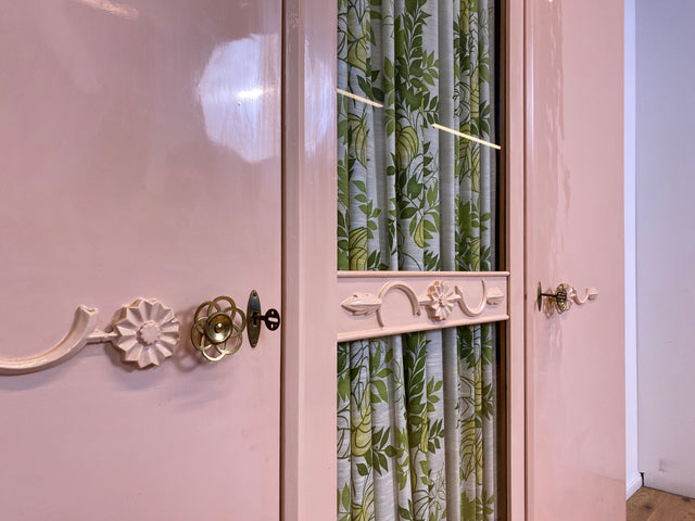 WMK # Schöner und gut erhaltener 30er Jahre Art Deco Kleiderschrank in zart Rosa aus vollem Holz mit Glastür und Vorhang # Schrank Schlafzimmerschrank Wäscheschrank Wardrobe Antik Vintage Berlin Mainz