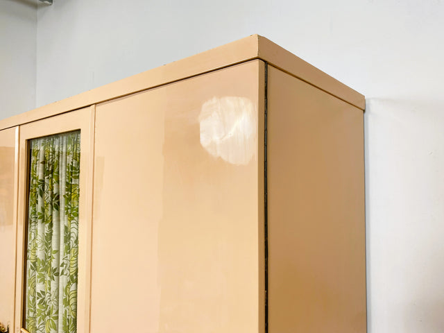 WMK # Schöner und gut erhaltener 30er Jahre Art Deco Kleiderschrank in zart Rosa aus vollem Holz mit Glastür und Vorhang # Schrank Schlafzimmerschrank Wäscheschrank Wardrobe Antik Vintage Berlin Mainz