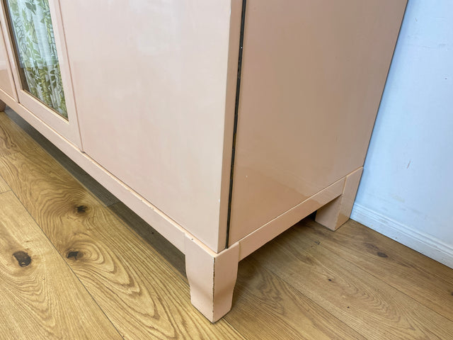 WMK # Schöner und gut erhaltener 30er Jahre Art Deco Kleiderschrank in zart Rosa aus vollem Holz mit Glastür und Vorhang # Schrank Schlafzimmerschrank Wäscheschrank Wardrobe Antik Vintage Berlin Mainz