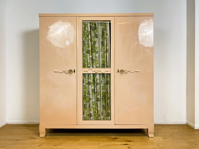 WMK # Schöner und gut erhaltener 30er Jahre Art Deco Kleiderschrank in zart Rosa aus vollem Holz mit Glastür und Vorhang # Schrank Schlafzimmerschrank Wäscheschrank Wardrobe Antik Vintage Berlin Mainz