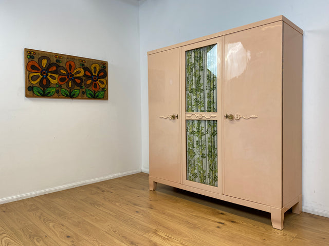 WMK # Schöner und gut erhaltener 30er Jahre Art Deco Kleiderschrank in zart Rosa aus vollem Holz mit Glastür und Vorhang # Schrank Schlafzimmerschrank Wäscheschrank Wardrobe Antik Vintage Berlin Mainz