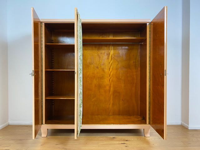 WMK # Schöner und gut erhaltener 30er Jahre Art Deco Kleiderschrank in zart Rosa aus vollem Holz mit Glastür und Vorhang # Schrank Schlafzimmerschrank Wäscheschrank Wardrobe Antik Vintage Berlin Mainz