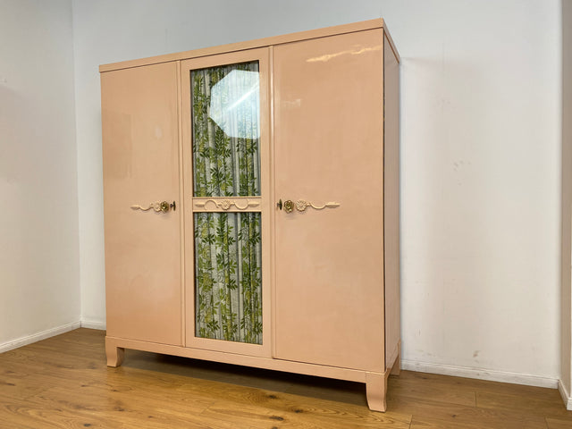 WMK # Schöner und gut erhaltener 30er Jahre Art Deco Kleiderschrank in zart Rosa aus vollem Holz mit Glastür und Vorhang # Schrank Schlafzimmerschrank Wäscheschrank Wardrobe Antik Vintage Berlin Mainz