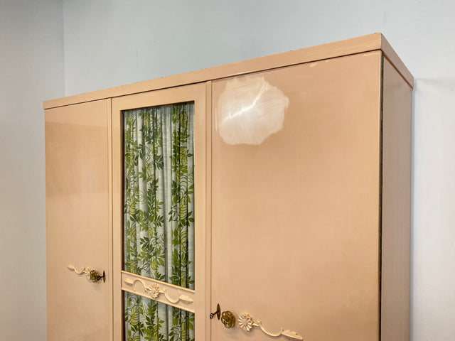 WMK # Schöner und gut erhaltener 30er Jahre Art Deco Kleiderschrank in zart Rosa aus vollem Holz mit Glastür und Vorhang # Schrank Schlafzimmerschrank Wäscheschrank Wardrobe Antik Vintage Berlin Mainz
