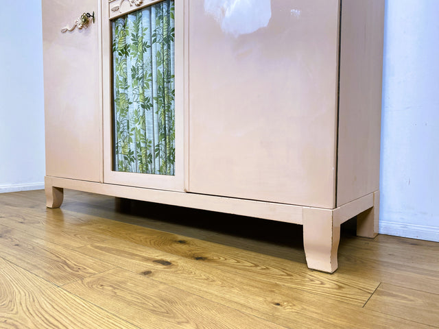 WMK # Schöner und gut erhaltener 30er Jahre Art Deco Kleiderschrank in zart Rosa aus vollem Holz mit Glastür und Vorhang # Schrank Schlafzimmerschrank Wäscheschrank Wardrobe Antik Vintage Berlin Mainz