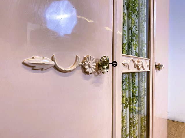 WMK # Schöner und gut erhaltener 30er Jahre Art Deco Kleiderschrank in zart Rosa aus vollem Holz mit Glastür und Vorhang # Schrank Schlafzimmerschrank Wäscheschrank Wardrobe Antik Vintage Berlin Mainz