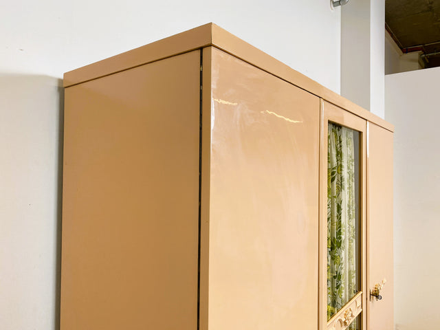 WMK # Schöner und gut erhaltener 30er Jahre Art Deco Kleiderschrank in zart Rosa aus vollem Holz mit Glastür und Vorhang # Schrank Schlafzimmerschrank Wäscheschrank Wardrobe Antik Vintage Berlin Mainz