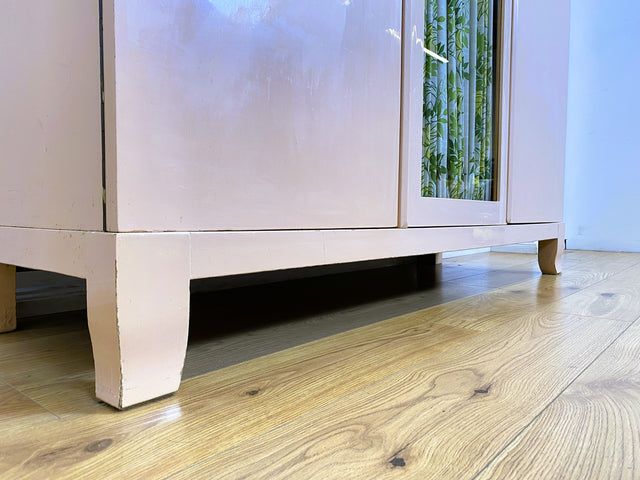 WMK # Schöner und gut erhaltener 30er Jahre Art Deco Kleiderschrank in zart Rosa aus vollem Holz mit Glastür und Vorhang # Schrank Schlafzimmerschrank Wäscheschrank Wardrobe Antik Vintage Berlin Mainz