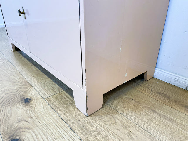 WMK # Besonders schöne und geräumige 30er Jahre Art Deco Kommode in zart Rosa aus vollem Holz mit Schubladen und Messinggriffen # Schrank Sideboard Wäschekommode Schuhkommode Antik Vintage Berlin Köln