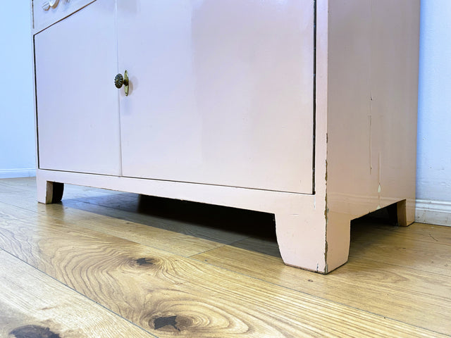 WMK # Besonders schöne und geräumige 30er Jahre Art Deco Kommode in zart Rosa aus vollem Holz mit Schubladen und Messinggriffen # Schrank Sideboard Wäschekommode Schuhkommode Antik Vintage Berlin Köln