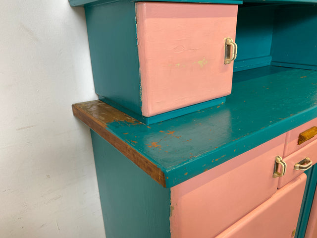 WMK I Sehr schöne jedoch etwas abgenutzte 30er Jahre Art Deco Küchenanrichte in Rosa und Grün mit Originalgläsern