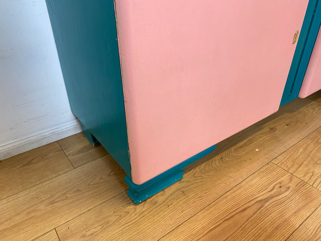 WMK I Sehr schöne jedoch etwas abgenutzte 30er Jahre Art Deco Küchenanrichte in Rosa und Grün mit Originalgläsern