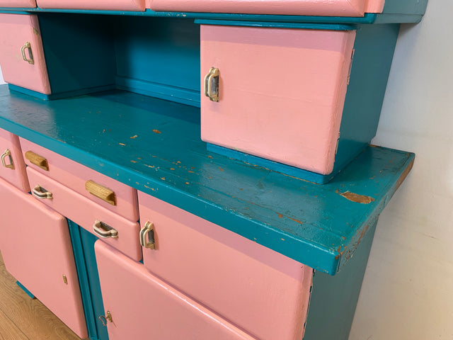 WMK I Sehr schöne jedoch etwas abgenutzte 30er Jahre Art Deco Küchenanrichte in Rosa und Grün mit Originalgläsern