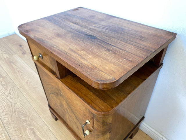 WMK # 1/2 Sehr schöner 30er Jahre Art Deco Nachttisch aus vollem Holz in Wurzelholz, mit Schublade und Originalgriffen # Nachtschrank Nachtschränkchen Nachtkommode Kommode Bedside Table Antik Vintage