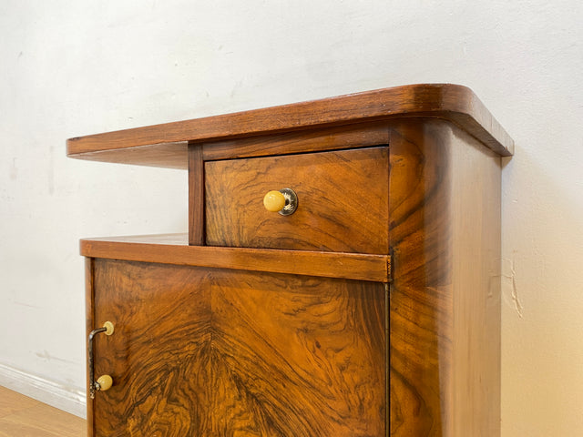 WMK # 1/2 Sehr schöner 30er Jahre Art Deco Nachttisch aus vollem Holz in Wurzelholz, mit Schublade und Originalgriffen # Nachtschrank Nachtschränkchen Nachtkommode Kommode Bedside Table Antik Vintage