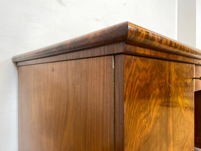 WMK I Imposanter freistehender 30er Jahre Art Deco Schreibtisch aus vollem Holz in edlem Walnuss
