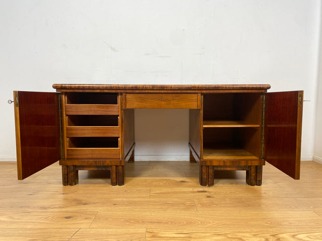 WMK I Imposanter freistehender 30er Jahre Art Deco Schreibtisch aus vollem Holz in edlem Walnuss