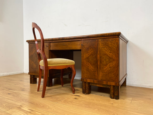 WMK I Imposanter freistehender 30er Jahre Art Deco Schreibtisch aus vollem Holz in edlem Walnuss