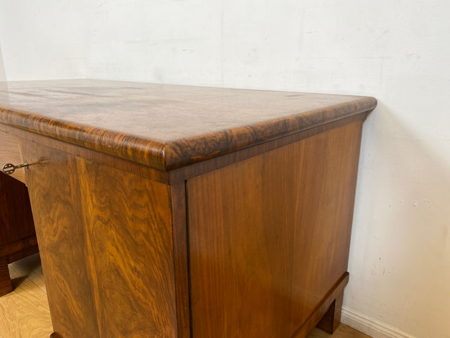 WMK I Imposanter freistehender 30er Jahre Art Deco Schreibtisch aus vollem Holz in edlem Walnuss