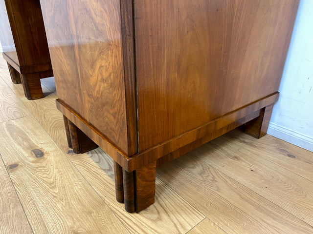WMK I Imposanter freistehender 30er Jahre Art Deco Schreibtisch aus vollem Holz in edlem Walnuss