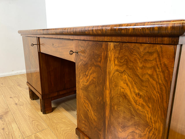 WMK I Imposanter freistehender 30er Jahre Art Deco Schreibtisch aus vollem Holz in edlem Walnuss