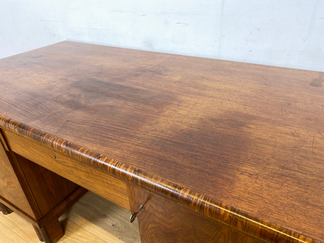 WMK I Imposanter freistehender 30er Jahre Art Deco Schreibtisch aus vollem Holz in edlem Walnuss
