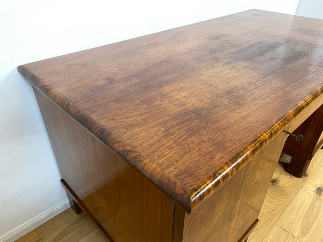 WMK I Imposanter freistehender 30er Jahre Art Deco Schreibtisch aus vollem Holz in edlem Walnuss