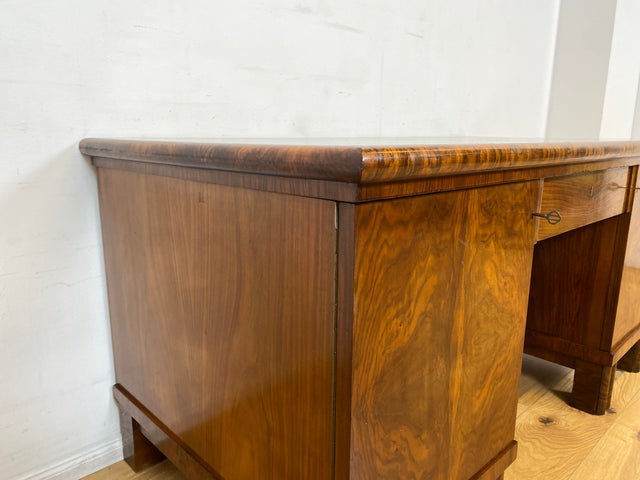 WMK I Imposanter freistehender 30er Jahre Art Deco Schreibtisch aus vollem Holz in edlem Walnuss