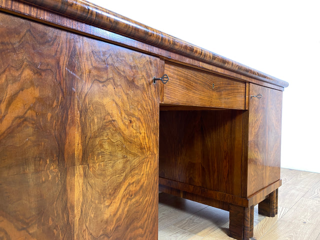 WMK I Imposanter freistehender 30er Jahre Art Deco Schreibtisch aus vollem Holz in edlem Walnuss