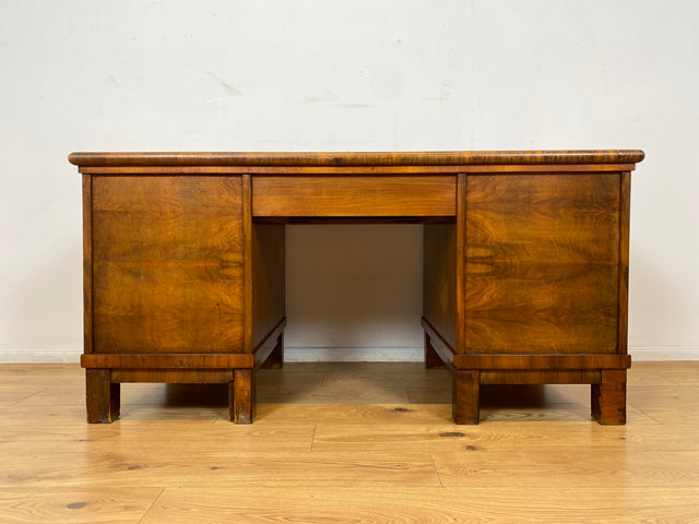 WMK I Imposanter freistehender 30er Jahre Art Deco Schreibtisch aus vollem Holz in edlem Walnuss