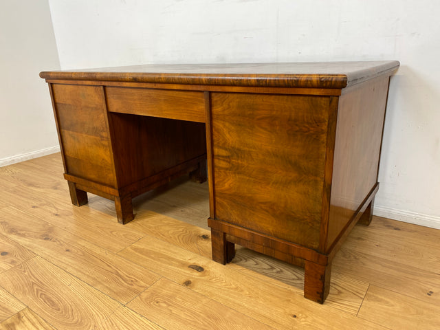 WMK I Imposanter freistehender 30er Jahre Art Deco Schreibtisch aus vollem Holz in edlem Walnuss