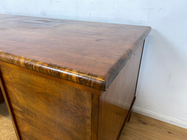 WMK I Imposanter freistehender 30er Jahre Art Deco Schreibtisch aus vollem Holz in edlem Walnuss