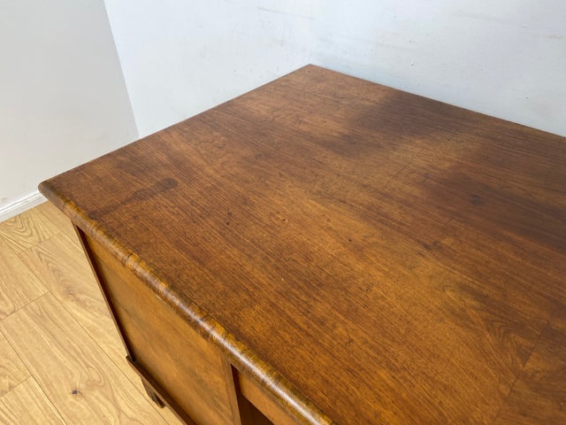 WMK I Imposanter freistehender 30er Jahre Art Deco Schreibtisch aus vollem Holz in edlem Walnuss