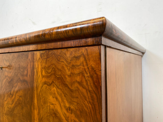 WMK I Imposanter freistehender 30er Jahre Art Deco Schreibtisch aus vollem Holz in edlem Walnuss