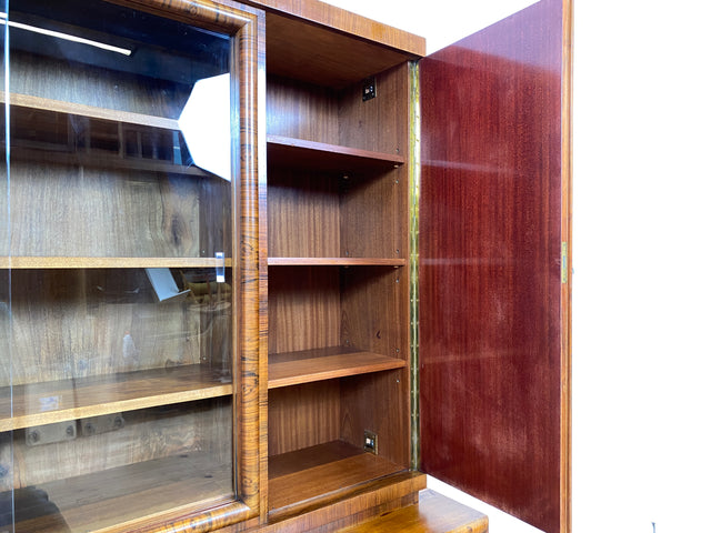 WMK I Wunderschöner 30er Jahre Art Deco Wohnzimmerschrank I Vollholz in edlem Walnuss I Schrank Vitrine Bücherschrank Büchervitrine Herrenzimmer Sideboard Antik Vintage Dresden NRW Bayern