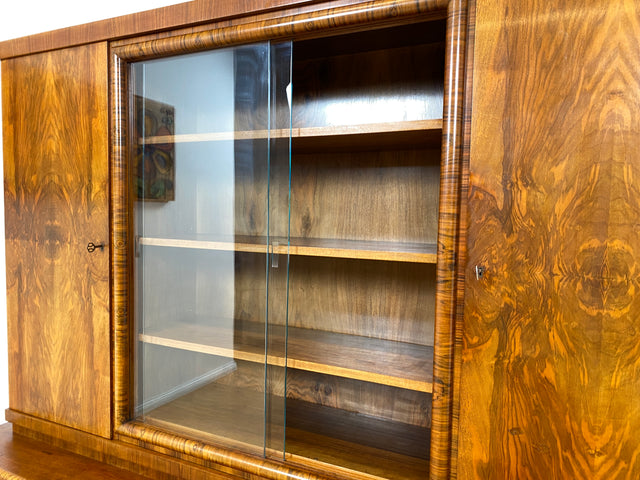 WMK I Wunderschöner 30er Jahre Art Deco Wohnzimmerschrank I Vollholz in edlem Walnuss I Schrank Vitrine Bücherschrank Büchervitrine Herrenzimmer Sideboard Antik Vintage Dresden NRW Bayern