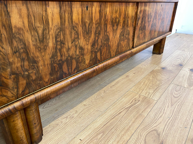 WMK I Wunderschöner 30er Jahre Art Deco Wohnzimmerschrank I Vollholz in edlem Walnuss I Schrank Vitrine Bücherschrank Büchervitrine Herrenzimmer Sideboard Antik Vintage Dresden NRW Bayern