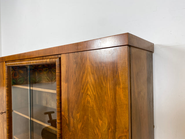 WMK I Wunderschöner 30er Jahre Art Deco Wohnzimmerschrank I Vollholz in edlem Walnuss I Schrank Vitrine Bücherschrank Büchervitrine Herrenzimmer Sideboard Antik Vintage Dresden NRW Bayern