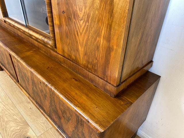 WMK I Wunderschöner 30er Jahre Art Deco Wohnzimmerschrank I Vollholz in edlem Walnuss I Schrank Vitrine Bücherschrank Büchervitrine Herrenzimmer Sideboard Antik Vintage Dresden NRW Bayern