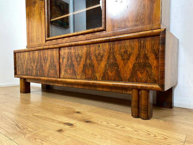WMK I Wunderschöner 30er Jahre Art Deco Wohnzimmerschrank I Vollholz in edlem Walnuss I Schrank Vitrine Bücherschrank Büchervitrine Herrenzimmer Sideboard Antik Vintage Dresden NRW Bayern