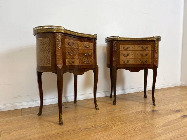 WMK # 1/2 Edle kleine 30er Jahre Kommode im Louis XV Stil mit Intarsien, Marmor & Messing # Nachttisch Nachtkommode Nachtschrank Beistelltisch Boulle Kingswood Bedside Chest Barock Rokoko XVI Vintage