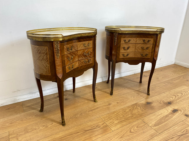 WMK # 1/2 Edle kleine 30er Jahre Kommode im Louis XV Stil mit Intarsien, Marmor & Messing # Nachttisch Nachtkommode Nachtschrank Beistelltisch Boulle Kingswood Bedside Chest Barock Rokoko XVI Vintage