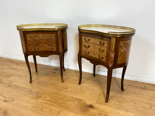 WMK # 1/2 Edle kleine 30er Jahre Kommode im Louis XV Stil mit Intarsien, Marmor & Messing # Nachttisch Nachtkommode Nachtschrank Beistelltisch Boulle Kingswood Bedside Chest Barock Rokoko XVI Vintage