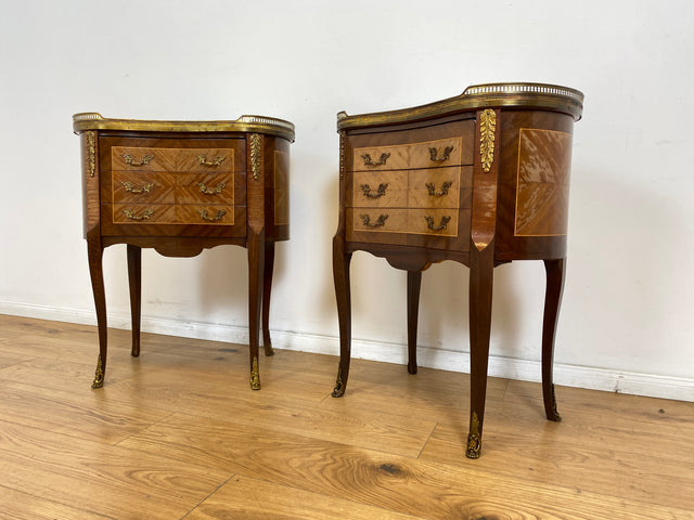 WMK # 1/2 Edle kleine 30er Jahre Kommode im Louis XV Stil mit Intarsien, Marmor & Messing # Nachttisch Nachtkommode Nachtschrank Beistelltisch Boulle Kingswood Bedside Chest Barock Rokoko XVI Vintage