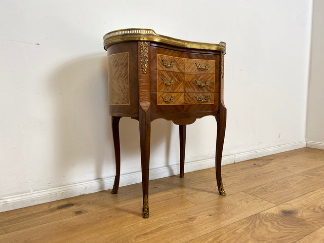 WMK # 1/2 Edle kleine 30er Jahre Kommode im Louis XV Stil mit Intarsien, Marmor & Messing # Nachttisch Nachtkommode Nachtschrank Beistelltisch Boulle Kingswood Bedside Chest Barock Rokoko XVI Vintage