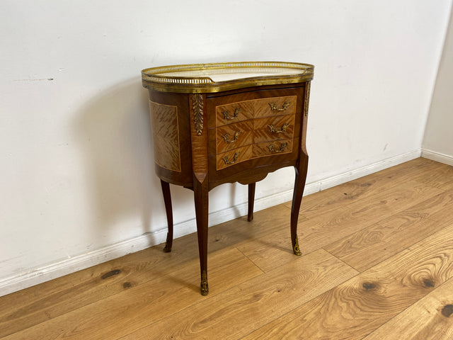 WMK # 1/2 Edle kleine 30er Jahre Kommode im Louis XV Stil mit Intarsien, Marmor & Messing # Nachttisch Nachtkommode Nachtschrank Beistelltisch Boulle Kingswood Bedside Chest Barock Rokoko XVI Vintage