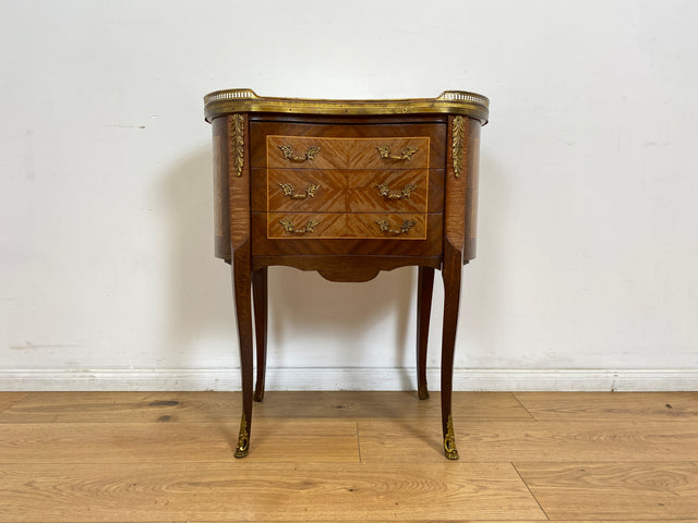 WMK # 1/2 Edle kleine 30er Jahre Kommode im Louis XV Stil mit Intarsien, Marmor & Messing # Nachttisch Nachtkommode Nachtschrank Beistelltisch Boulle Kingswood Bedside Chest Barock Rokoko XVI Vintage
